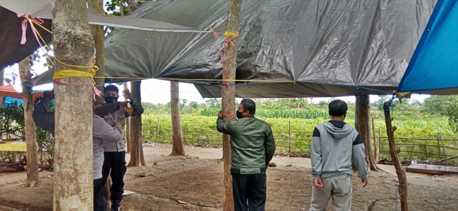 BB terpal/terop saat dicopoti oleh polisi