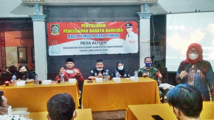 Camat Rogojampi, Nanik Machrufi saat menyemangati pemudi-pemudi peserta penyuluhan bahay narkoba di Balai Desa Aliyan, Selasa (26/10/21) malam.
