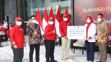 Bantuan dari Kemenkum HAM berupa APD Tenaga Kesehatan secara simbolis pada peringatan HDKD ke-76.