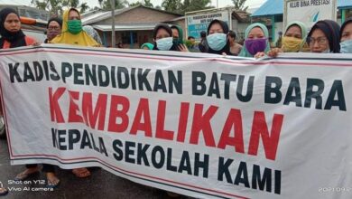 Warga yang protes atas kebijakan Dinas Pendidikan, menggantikan Iriansyah Putra dari Kepala SD UPTD 04 Titi Merah