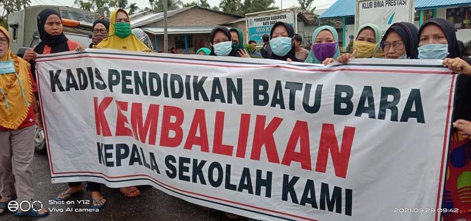 Warga yang protes atas kebijakan Dinas Pendidikan, menggantikan Iriansyah Putra dari Kepala SD UPTD 04 Titi Merah