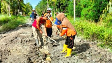 Kades bersama warga saat gotong royong jalan rusak di Dusun III Desa Kapal Merah Kecamatan Nibung Hangus