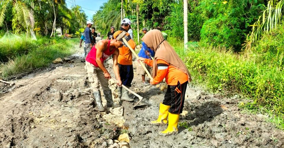 Kades bersama warga saat gotong royong jalan rusak di Dusun III Desa Kapal Merah Kecamatan Nibung Hangus