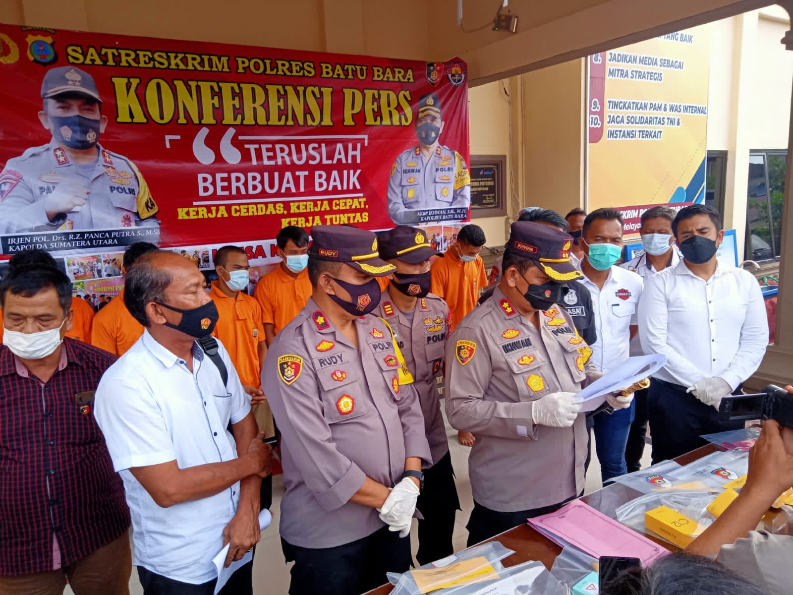 Kapolres Batubara AKBP Ikhwan Lubis didampingi Kasat Reskrim beserta Polsek jajaran saat mengadakan Press Realis.