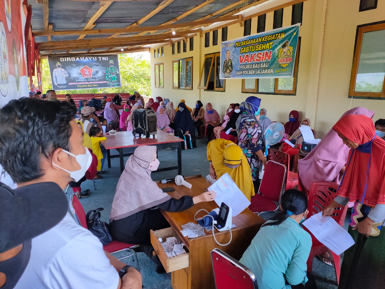 Vaksinasi di Polsek Mawasangka Timur.