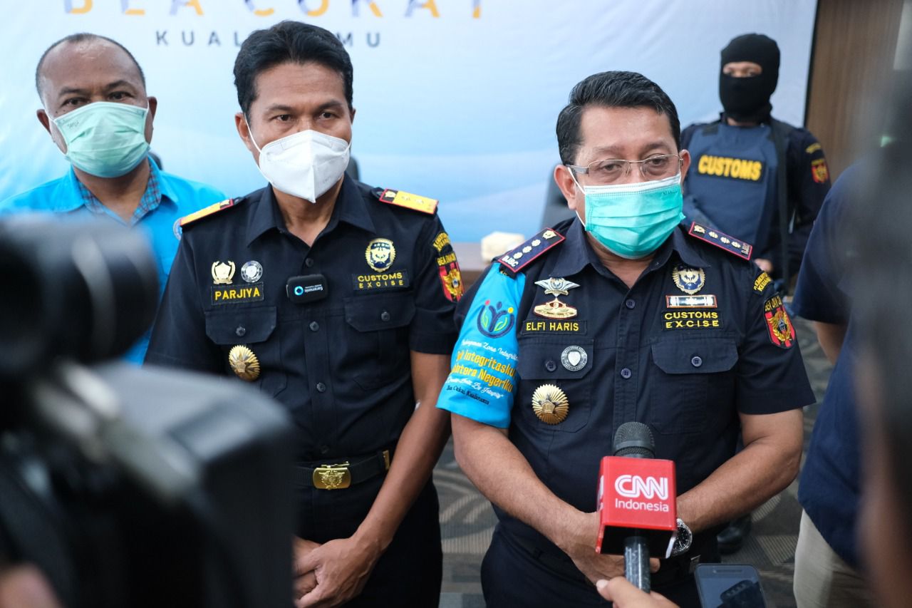 Kepala Bea Cukai Kuala Namu Elfi Haris saat memberikan keterangan Pers, penggalan Narkotika diwilayah kerjanya.