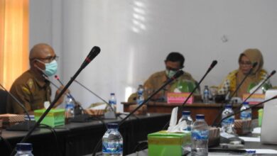 Ketgam: Kadis Perindag Buteng, Usman Mbolosi saat menggelar RDP di Kantor DPRD Buteng, Senin (18/10/2021) (Win/BERITANASIONAL.ID)