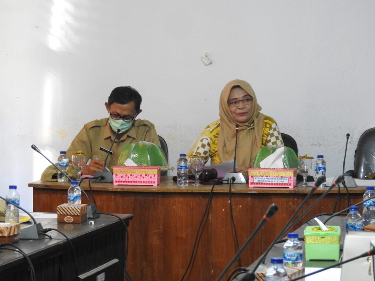 Ketgam: Ketua Komisi I, Saadia di dampingi asisten II, H Maiynu saat memipin RDP, Senin (18/10/2021) (Win/BERITANASIONAL.ID)
