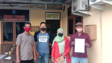 Asnah (38) dan suaminya Khairil Aswad alias Onjol (42) saat melaporkan akun pemilik Facebook Winarco Rara Jaya ke Polres Batubara. (29/10)