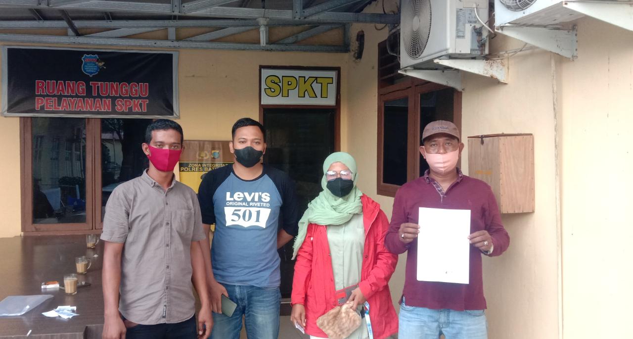 Asnah (38) dan suaminya Khairil Aswad alias Onjol (42) saat melaporkan akun pemilik Facebook Winarco Rara Jaya ke Polres Batubara. (29/10)