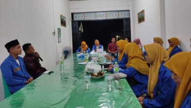 Ketua IPNU didampingi Ketua PMII Komisariat STIT Batubara saat memberikan bekalan materi keislaman.