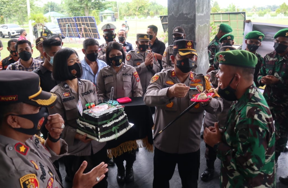 Kapolres AKBP Ikhwan Lubis SH, MH saat mengunjungi Mako Yonif 126/KC