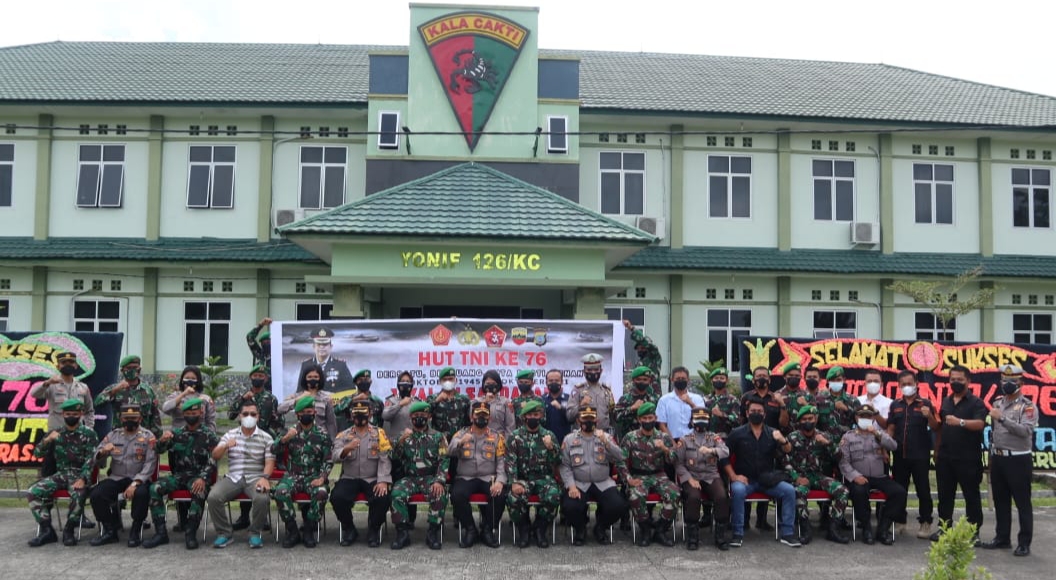 Keluarga besar Polres Batubara foto bersama personil Batalyon 126/KC
