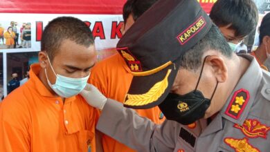 Kapolres Batubara AKBP Ikhwan Lubis saat menasehati AP warga Tanjung Tiram tersangka yang membakar rumahnya.