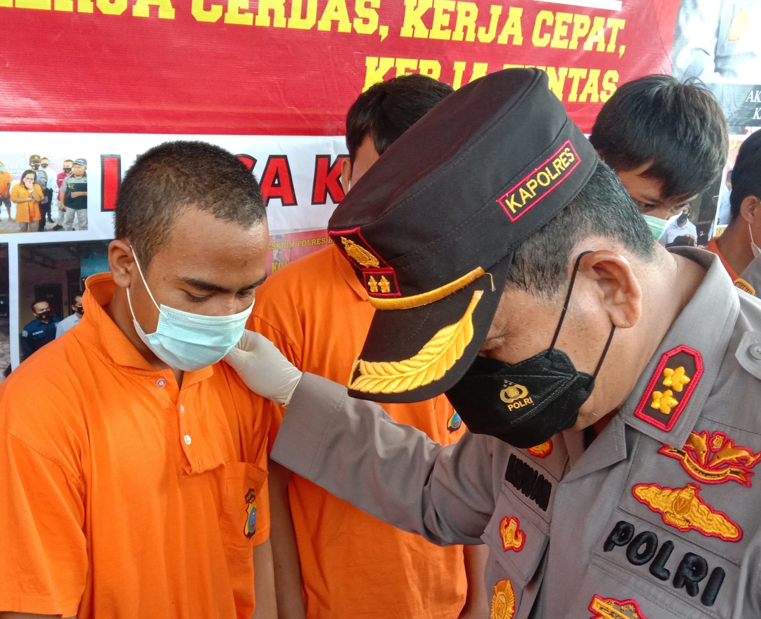 Kapolres Batubara AKBP Ikhwan Lubis saat menasehati AP warga Tanjung Tiram tersangka yang membakar rumahnya.