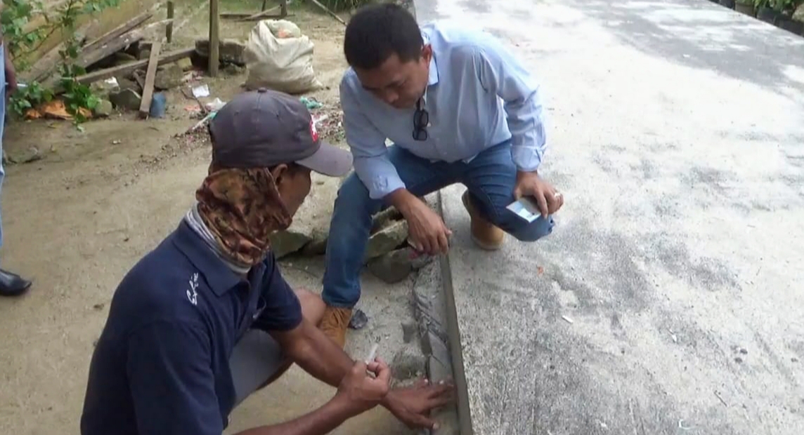 Ketua Komisi I DPRD Batubara Azhar Amri saat turun lapangan cek kondisi Proyek Pisew di Desa Empat Negeri Kecamatan Datuk Lima Puluh.