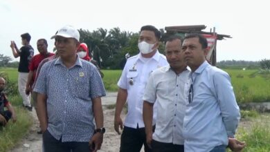 Komisi I DPRD Batubara saat meninjau lokasi pembangunan Villa Loly di Dusun III Desa Titi Payung Kecamatan Air Putih.