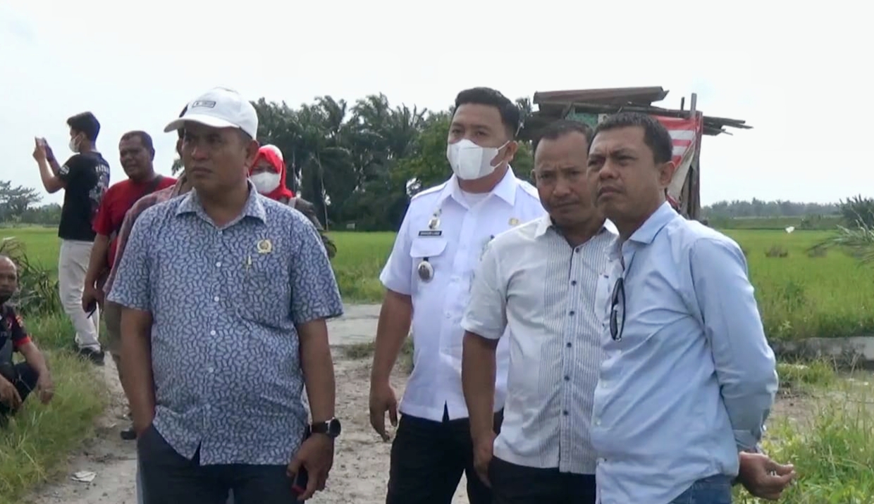 Komisi I DPRD Batubara saat meninjau lokasi pembangunan Villa Loly di Dusun III Desa Titi Payung Kecamatan Air Putih.