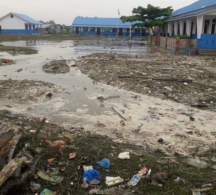 Akibat air pasang, tumpukan sampah ikut membanjiri lingkungan Sekolah di Kabupaten Batubara