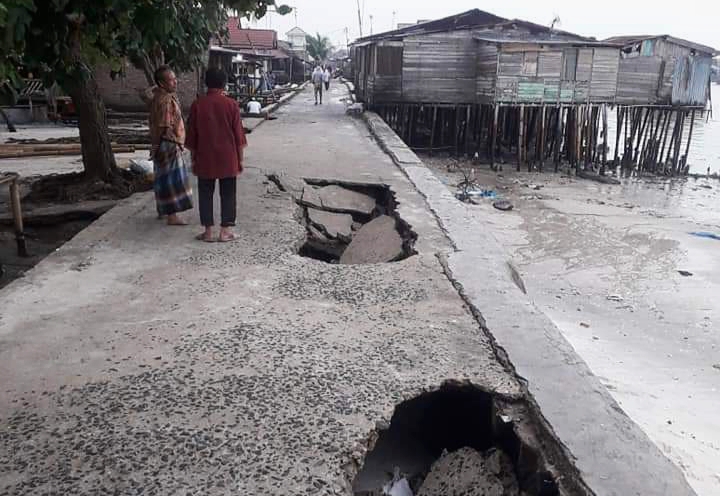 Kondisi jalan perlintasan warga di Desa Bandar Rahmat akibat tersapu air asin dampak banjir.