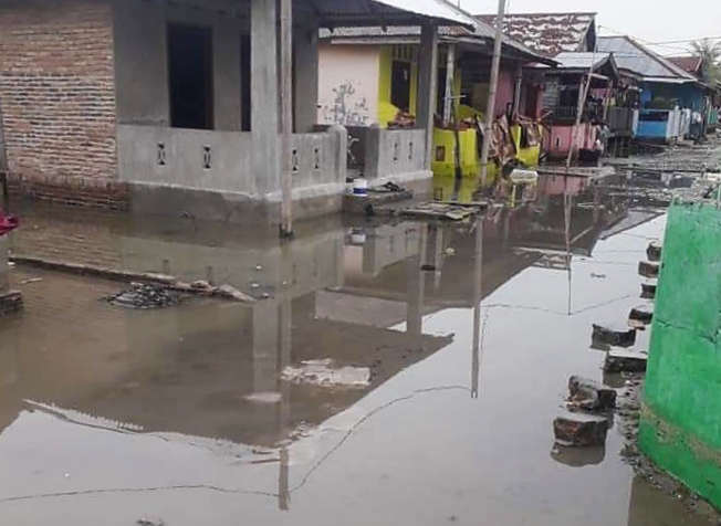 Salah satu permukiman warga di Tanjung Tiram terdampak banjir Rob air asin.