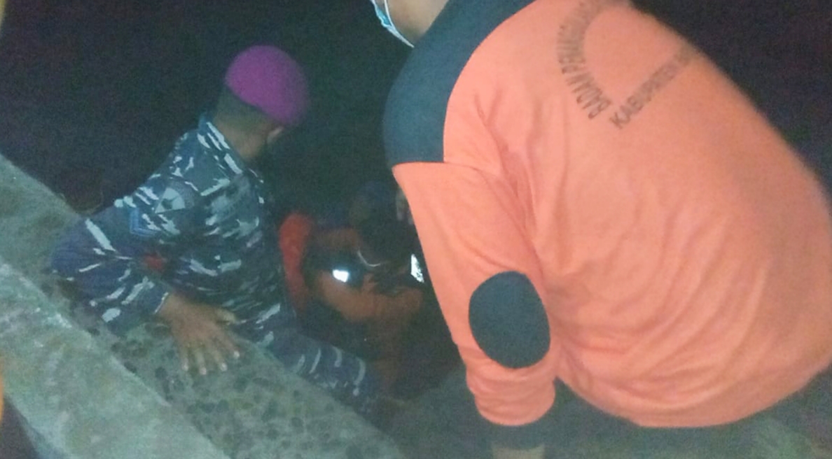 Tim SAR gabungan yang terdiri dari BPBD Kabupaten Batubara, Basarnas Tanjung Balai, Pol Airut Pagurawan,TNI AL Pagurawan, KPLP Pagurawan saat menemukan korban nelayan yang jatuh dilaut. Jum'at (08/10)