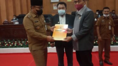 Wakil Bupati Batubara bersama Ketua dan Wakil Ketua I DPRD Batubara usai penandatanganan pengesahan keputusan tentang rencana kerja DPRD Batubara tahun 2022