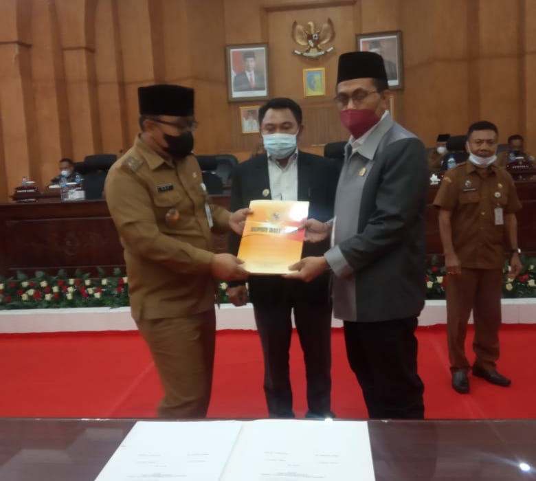 Wakil Bupati Batubara bersama Ketua dan Wakil Ketua I DPRD Batubara usai penandatanganan pengesahan keputusan tentang rencana kerja DPRD Batubara tahun 2022