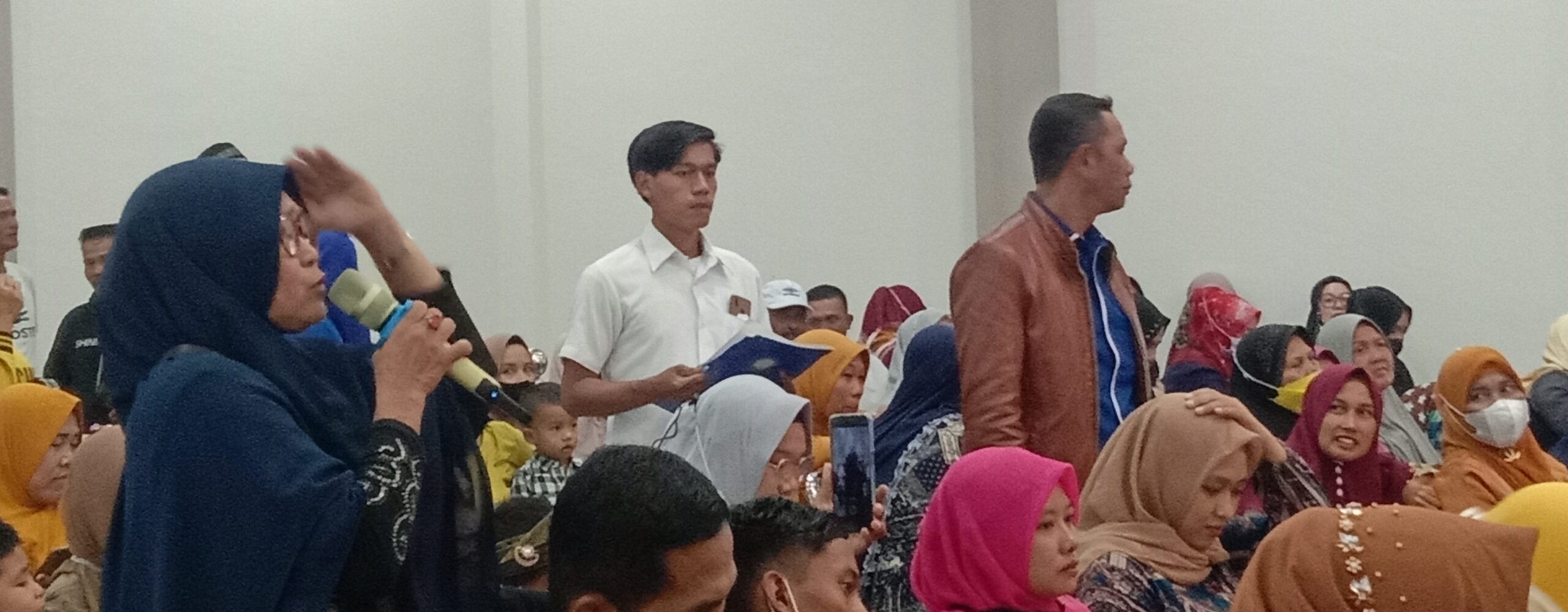 Perwakilan Desa Suka Maju Kecamatan Tanjung Tiram seorang IRT sampaikan aspirasinya.