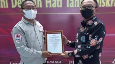 Perwakilan PMI Batubara saat memberikan penghargaan kepada Kalapas Labuhan Ruku Yan Rusmanto di hari HDKD ke-76
