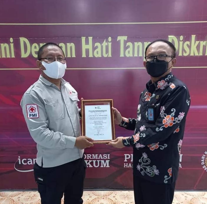 Perwakilan PMI Batubara saat memberikan penghargaan kepada Kalapas Labuhan Ruku Yan Rusmanto di hari HDKD ke-76