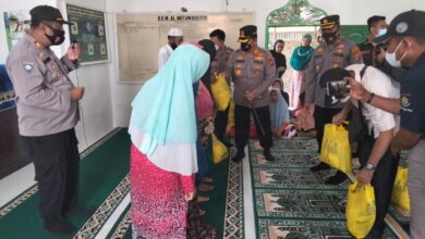 Kapolres Batubara AKBP Ikhwan Lubis didampingi Waka Polres dan Kasat Binsam bersama KSJ saat memberikan bantuan sembako.