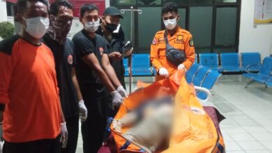 Korban yang jatuh dan sempat hilang diperairan laut Kuala Tanjung saat diidentifikasi Timsar gabungan di Puskesmas Labuhan Ruku.