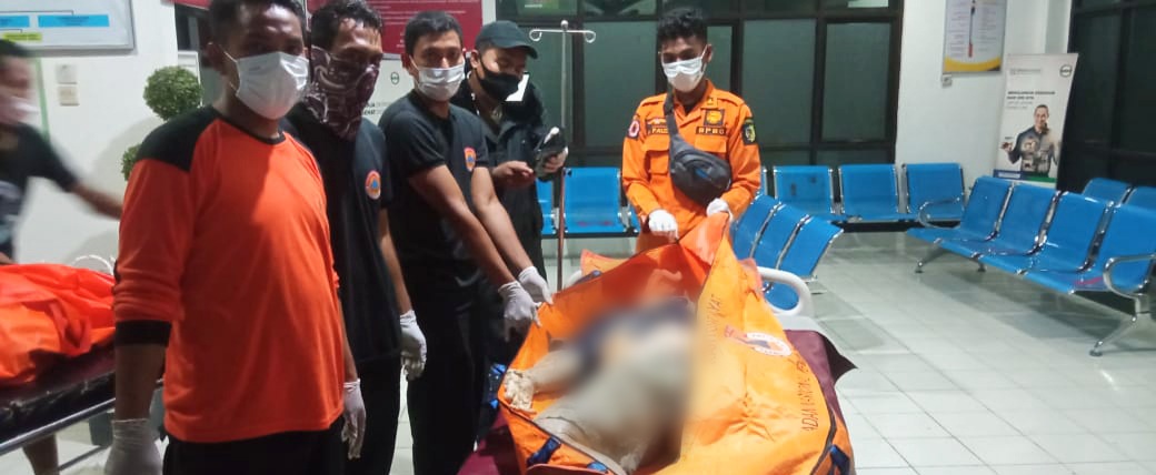 Korban yang jatuh dan sempat hilang diperairan laut Kuala Tanjung saat diidentifikasi Timsar gabungan di Puskesmas Labuhan Ruku.