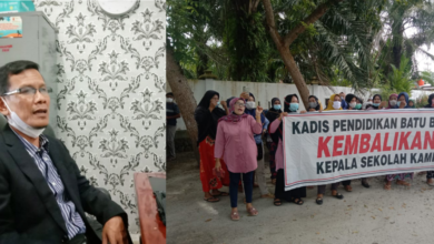 (Kiri) Amat Mukhtas Ketua Komisi III DPRD Batubara, (kanan) masyarakat wali murid SD 04 Titi Merah saat protes di Kantor Dinas Pendidikan Batubara.