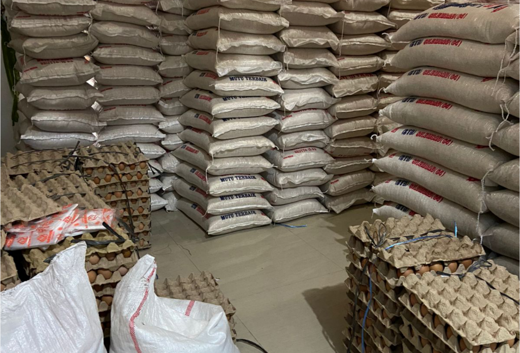 Bahan sembako menumpuk di salah satu E-warong di desa Perupuk Batu bara akibat banyak nya saldo nol