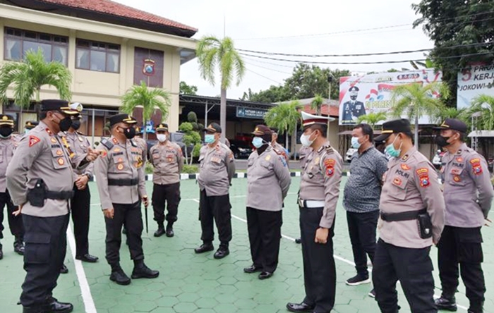 Kapolresta AKBP Nasrun Pasaribu saat meninjau peserta apel Serpas