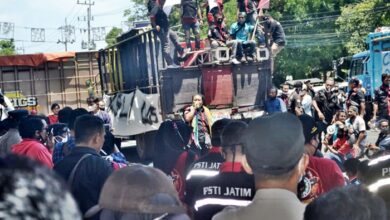 Aksi demo sopir truck didepan Pemkab Banyuwangi