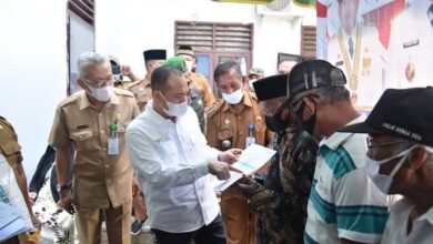 Bupati Batubara Ir. Zahir, M. Ap didampingi Kepala Dinas Kesehatan drg. Wahid saat gebyar Vaksinasi di Kecamatan Sei Suka.
