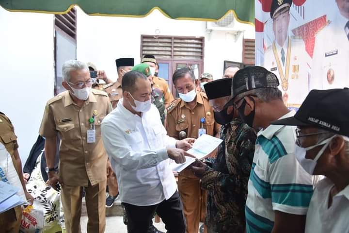 Bupati Batubara Ir. Zahir, M. Ap didampingi Kepala Dinas Kesehatan drg. Wahid saat gebyar Vaksinasi di Kecamatan Sei Suka.