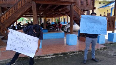 Perwakilan Aliansi Pemuda Daerah Batubara saat menggelar aksi senyap dengan mengangkat poster, dikantor Dinas PUPR Batuabara.