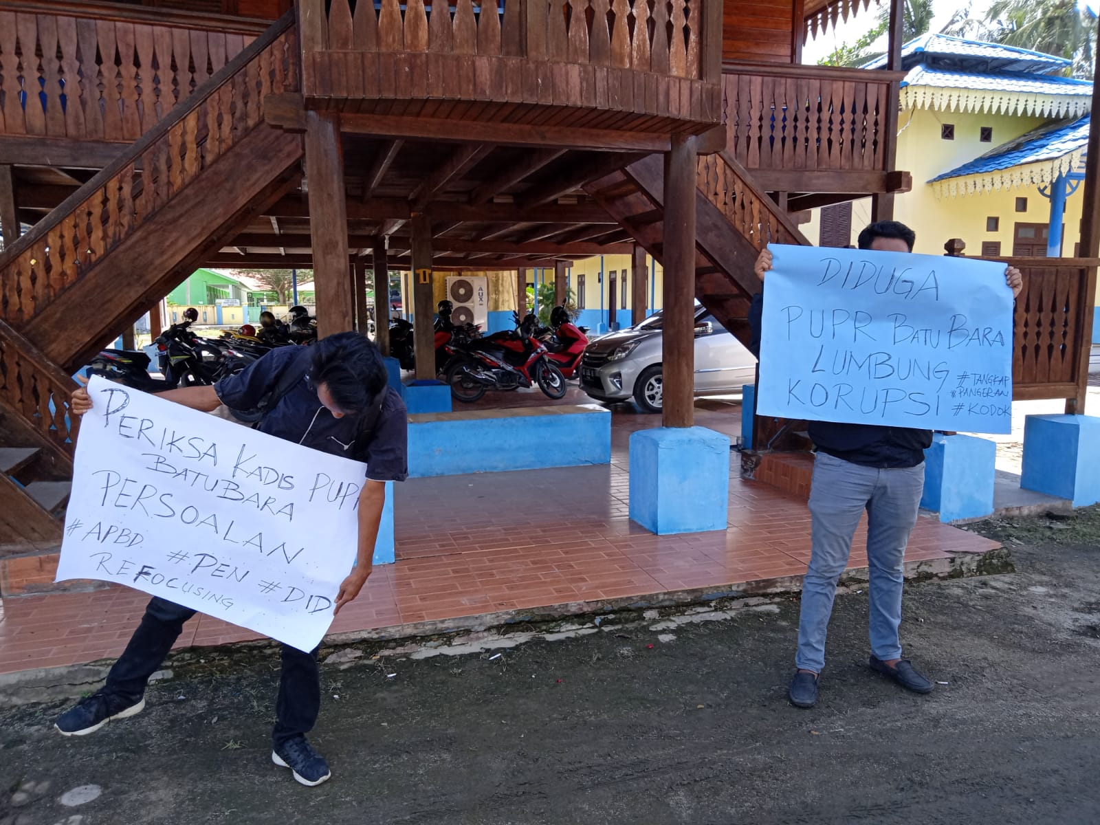 Perwakilan Aliansi Pemuda Daerah Batubara saat menggelar aksi senyap dengan mengangkat poster, dikantor Dinas PUPR Batuabara.