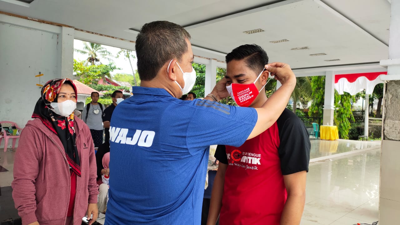 Pemasangan masker oleh Bupati Wajo