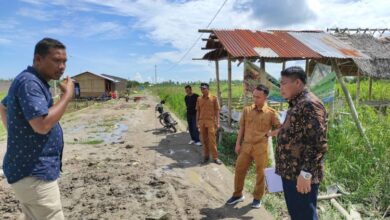 Pengecekkan beberapa lokasi parit yang hampir tertutup timbunan tanah, di Jalan Sei Udang Desa Mesjid Lama Kecamatan Talawi. (Doc: Ali/02)