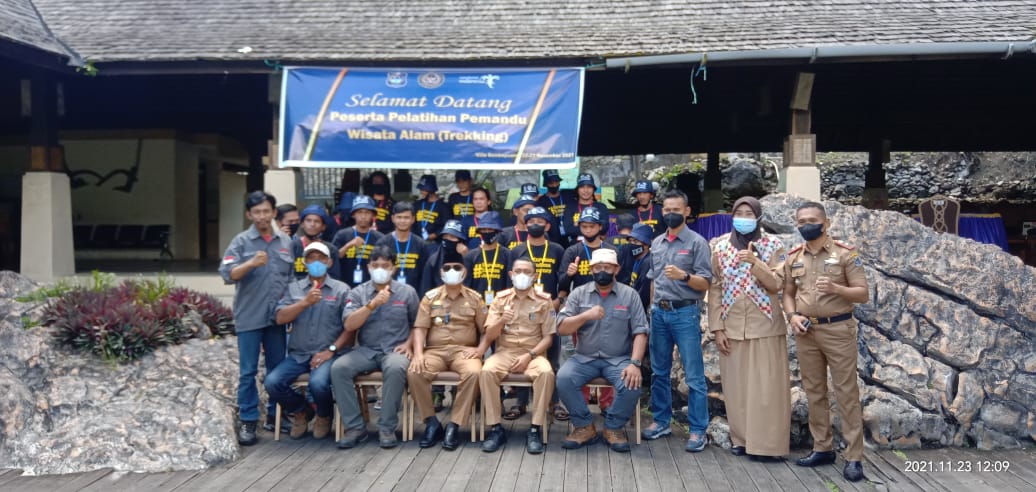 Bupati Enrekang Muslimin Bando Foto Bersama Peserta Pelatihan Di Acara Pelatihan Pemandu Wisata. (Humas Kominfo Enrekang/Risal Bakri).