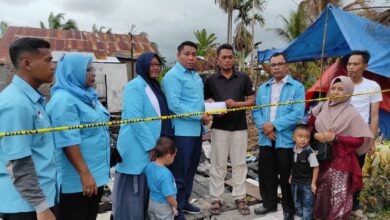 Pengurus DPD Partai Gelora Kabupaten Batubara saat menyambangi korban kebakaran di Kecamatan Tanjung Tiram. (Doc; Ali-02)