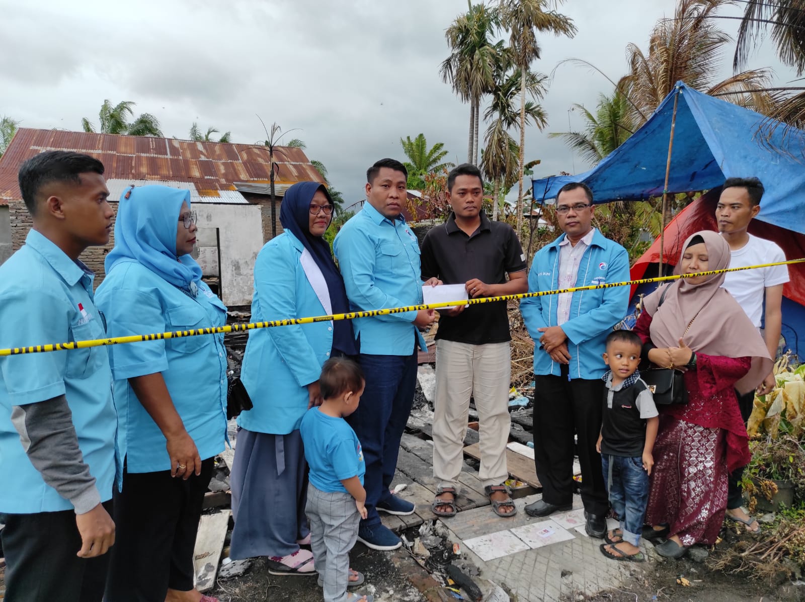 Pengurus DPD Partai Gelora Kabupaten Batubara saat menyambangi korban kebakaran di Kecamatan Tanjung Tiram. (Doc; Ali-02)