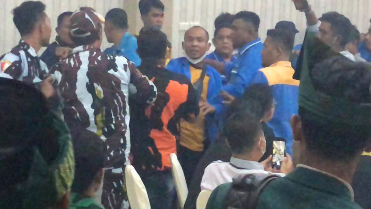 Situasi Rapimpurda DPD KNPI Batubara Jum'at malam (05/11) yang mulai ricuh akibat masuknya seorang Oknum dari Ormas dengan uniform baju loreng orange.