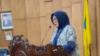 Chairul Bariah Anggota DPRD Batubara Dapil II saat Rapat Paripurna.