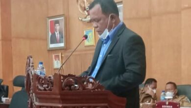 Juru Bicara Badan Anggaran (Banggar) DPRD Batubara Sarianto Damanik saat penyampaian Laporan Hasil Pembahasan Rancangan Keuangan R. APBD Tahun Anggaran 2022.